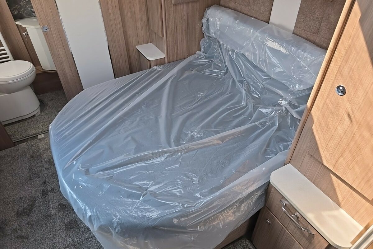 COACHMAN VIP 675 BEDROOM
