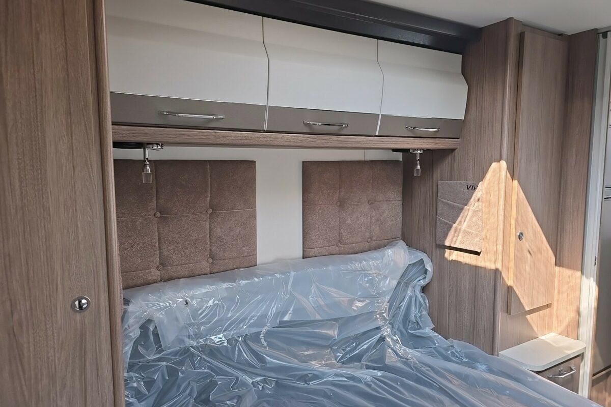 COACHMAN VIP 675 BEDROOM