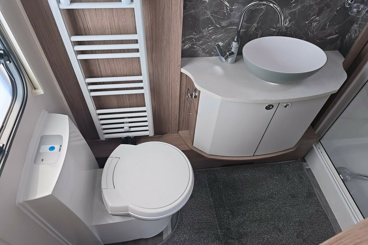 COACHMAN VIP 675 WASHROOM