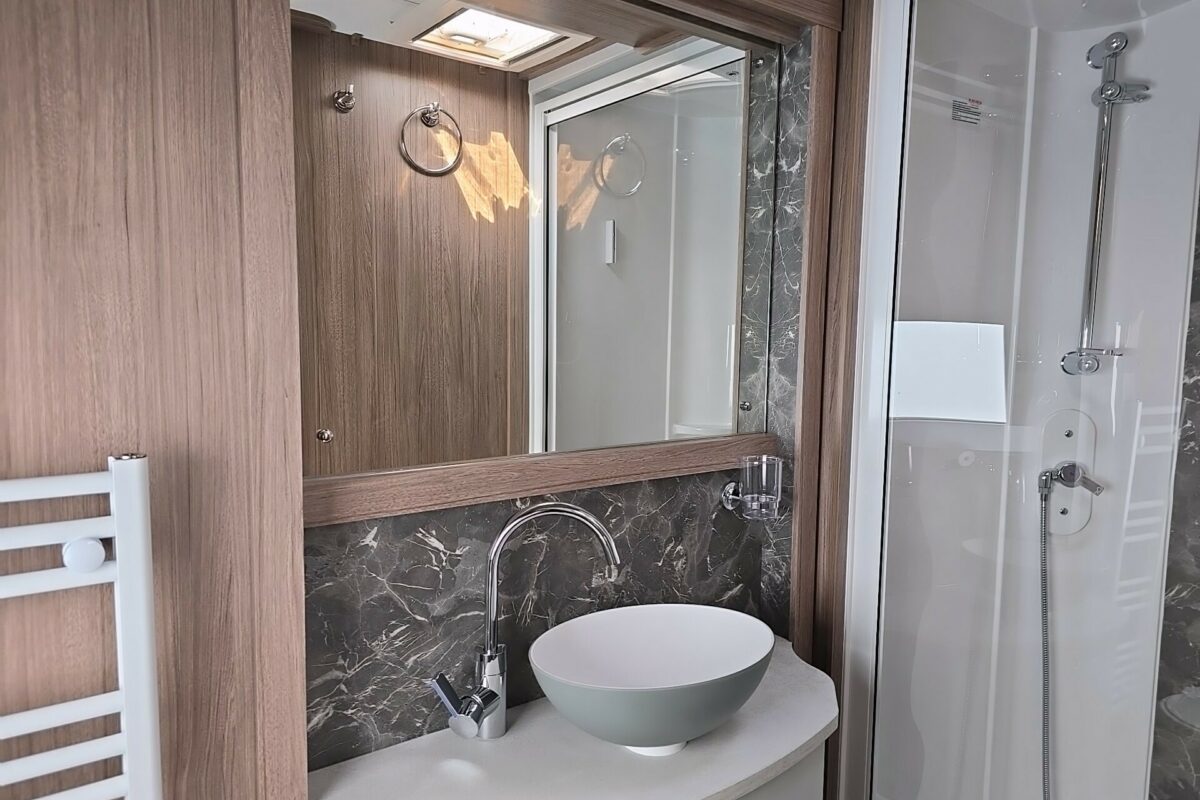 COACHMAN VIP 675 WASHROOM
