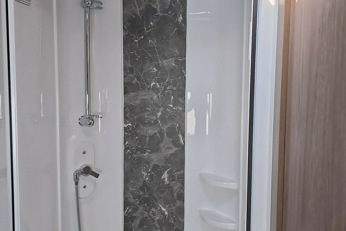 COACHMAN VIP 675 SHOWER