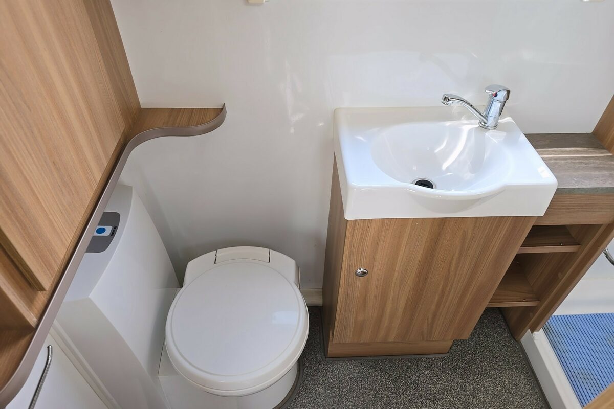 2018 BAILEY PEGASUS GT70 BRINDISI WASHROOM