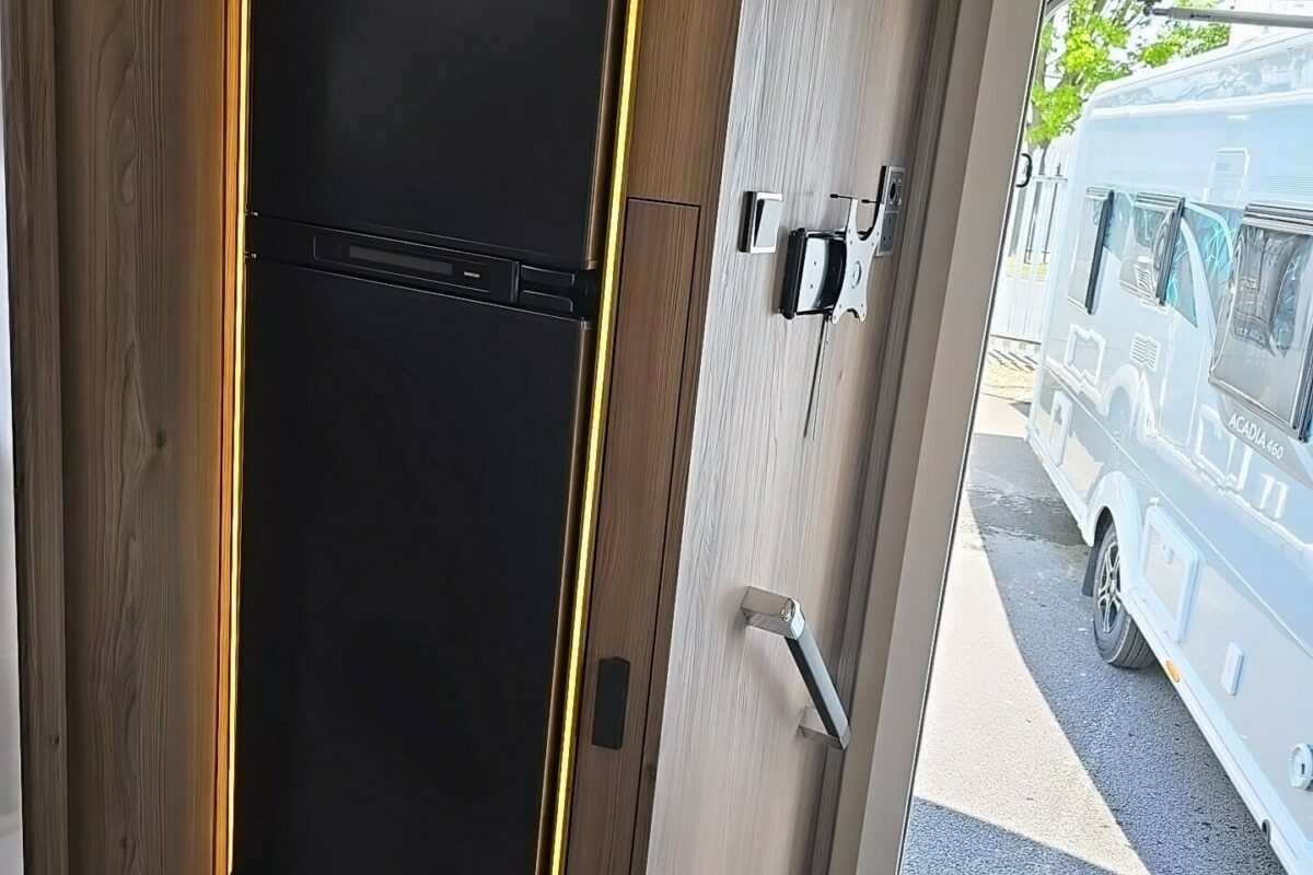 2025 COACHMAN TRAVEL MASTER 565 FRIDGE
