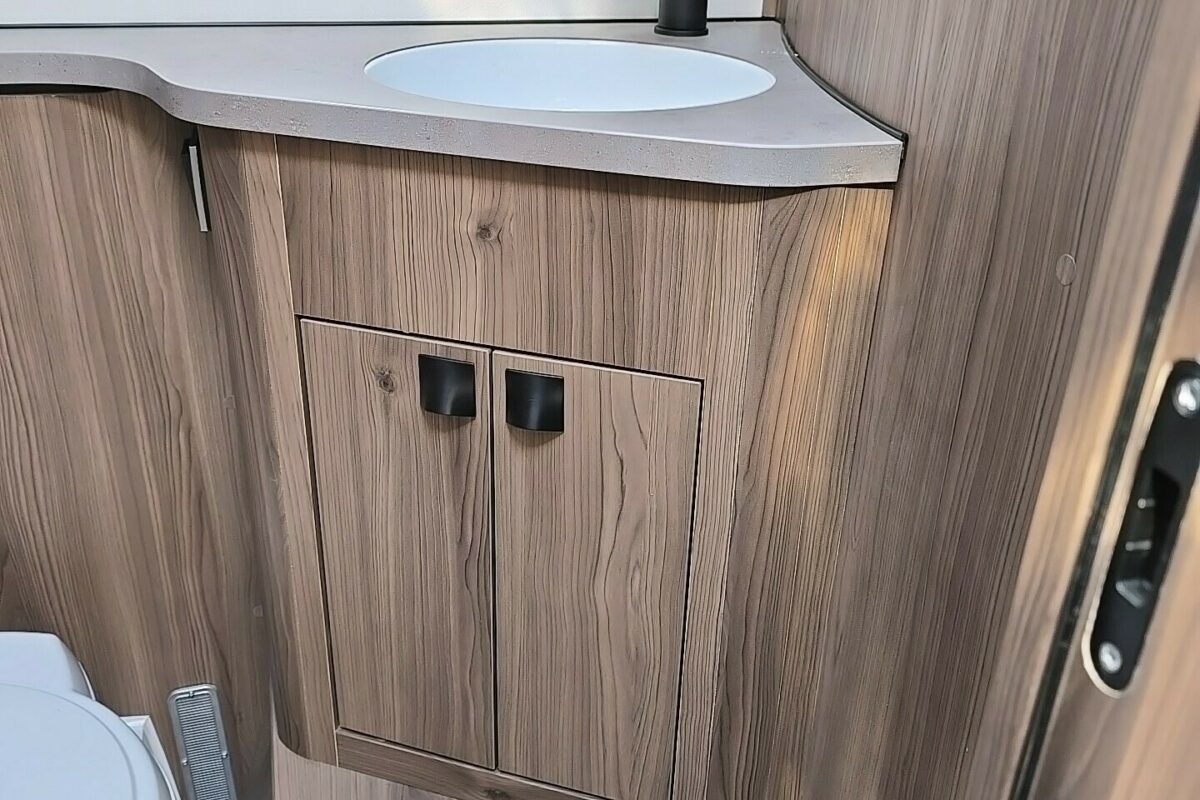 2025 COACHMAN TRAVEL MASTER 565 WASHROOM