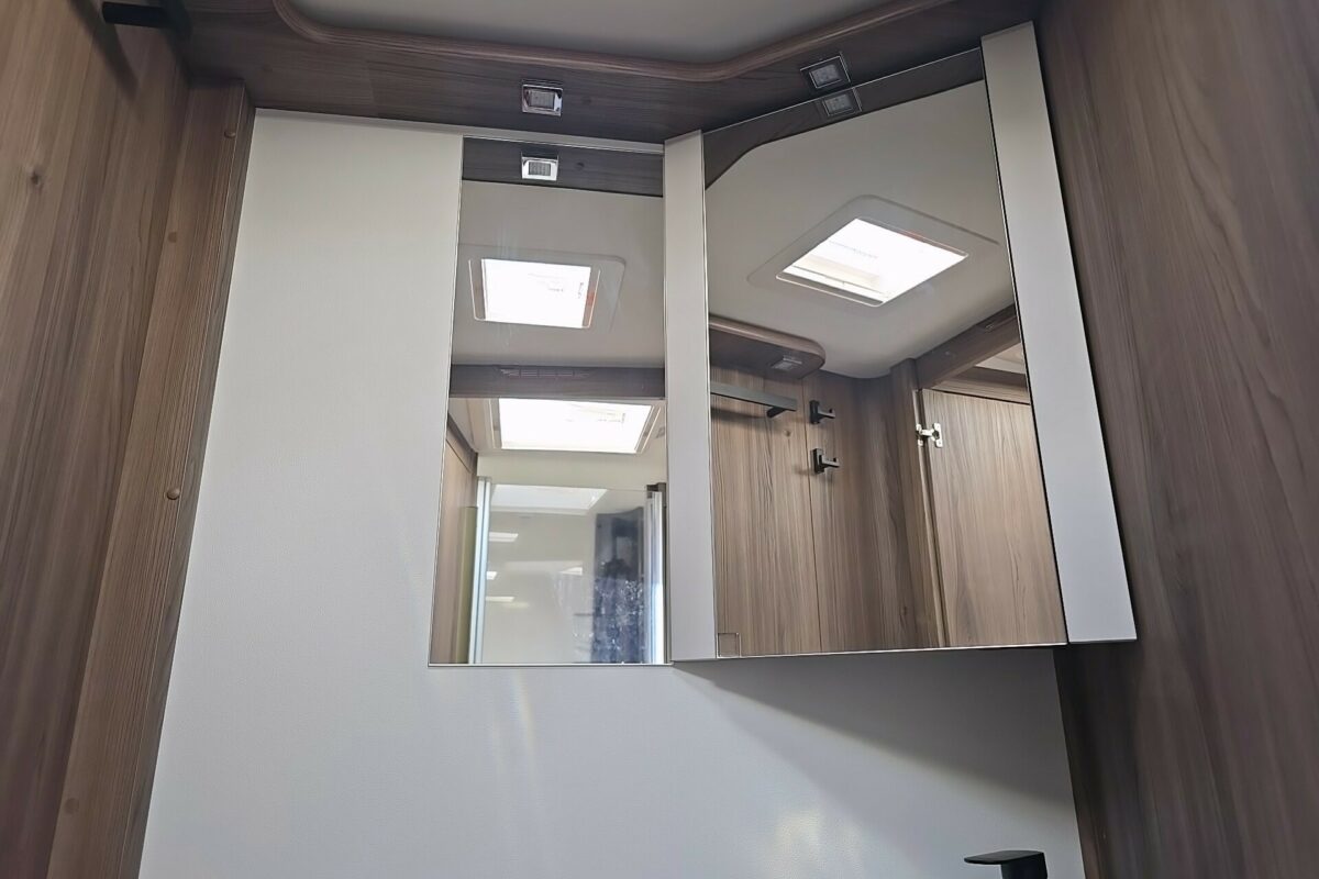 2025 COACHMAN TRAVEL MASTER 565 WASHROOM