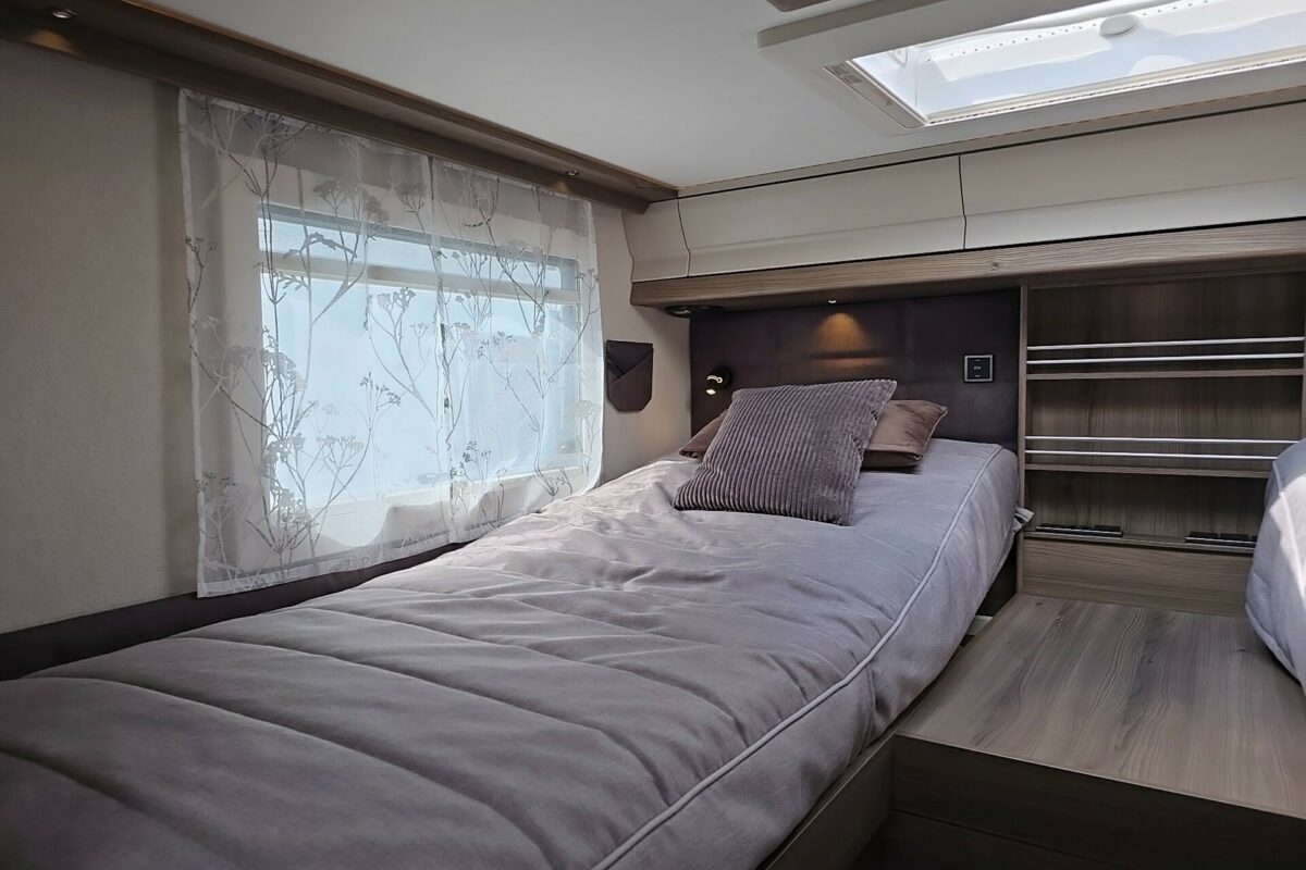 2025 COACHMAN TRAVEL MASTER 565 BEDROOM