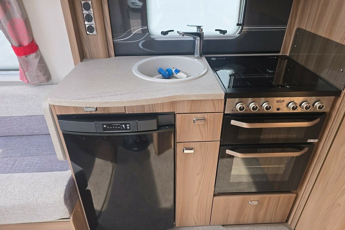 2018 SWIFT CHALLENGER 560 KITCHEN