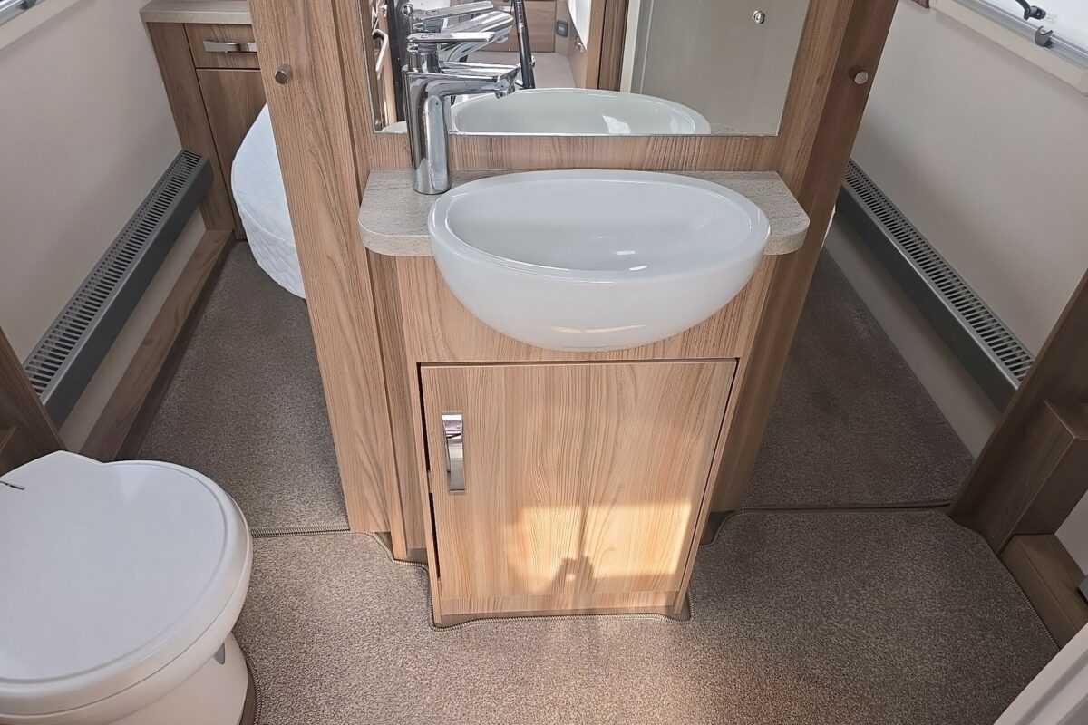 2018 SWIFT CHALLENGER 560 WASHROOM