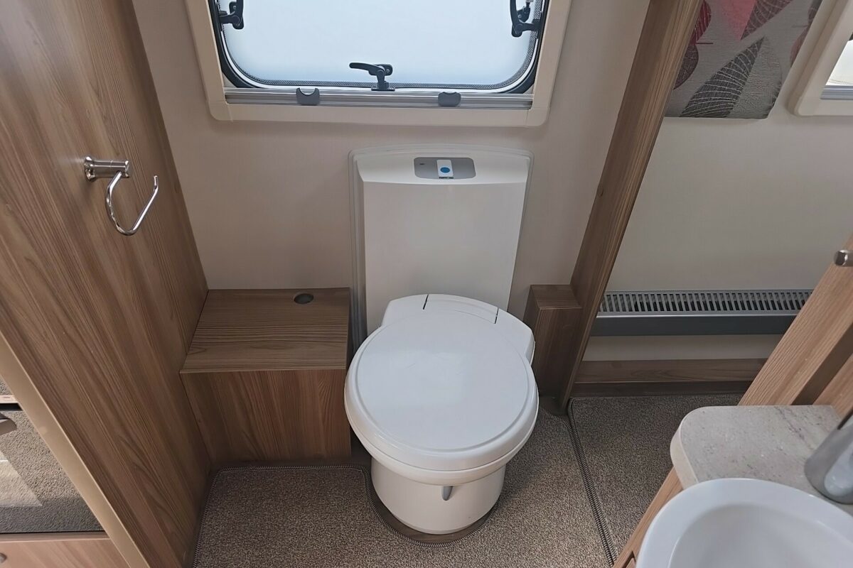 2018 SWIFT CHALLENGER 560 WASHROOM