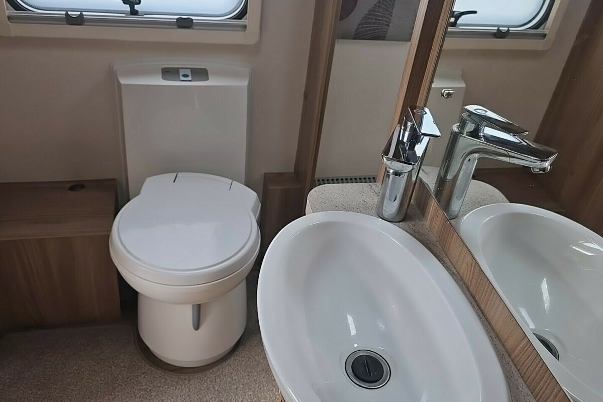 2018 SWIFT CHALLENGER 560 WASHROOM