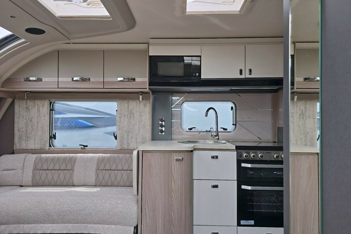 CHALLENGER EXCLUSIVE 580 GRANDE ENTRANCE