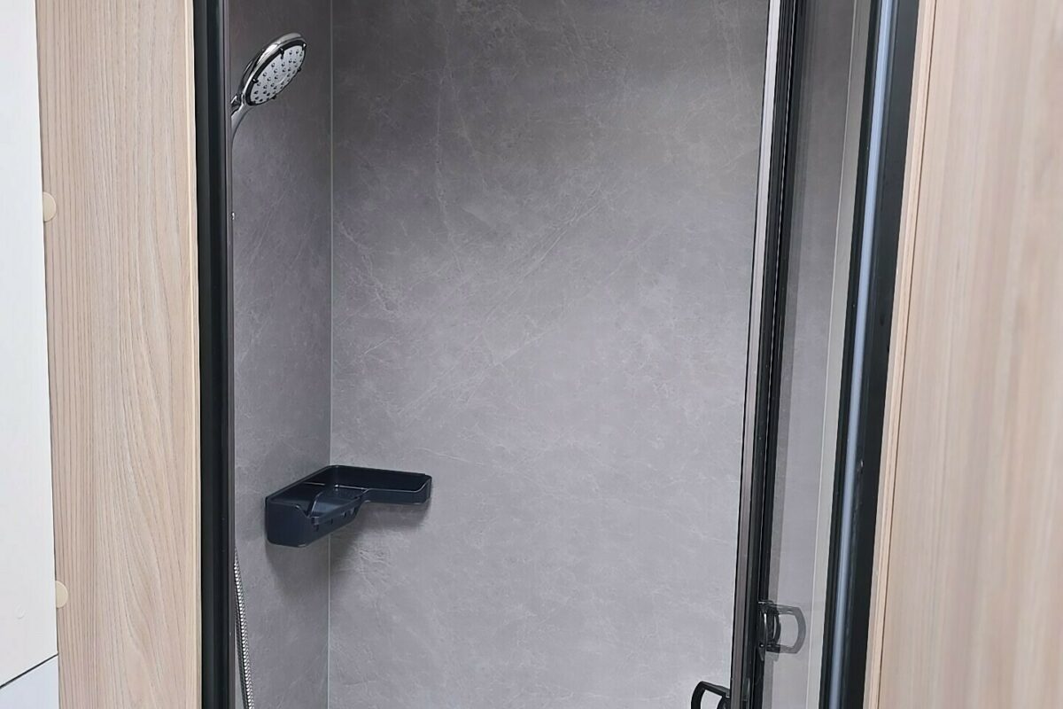CHALLENGER EXCLUSIVE 580 GRANDE SHOWER