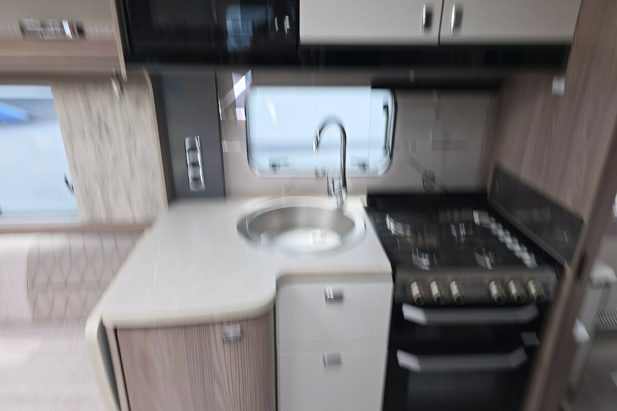 CHALLENGER EXCLUSIVE 580 GRANDE KITCHEN
