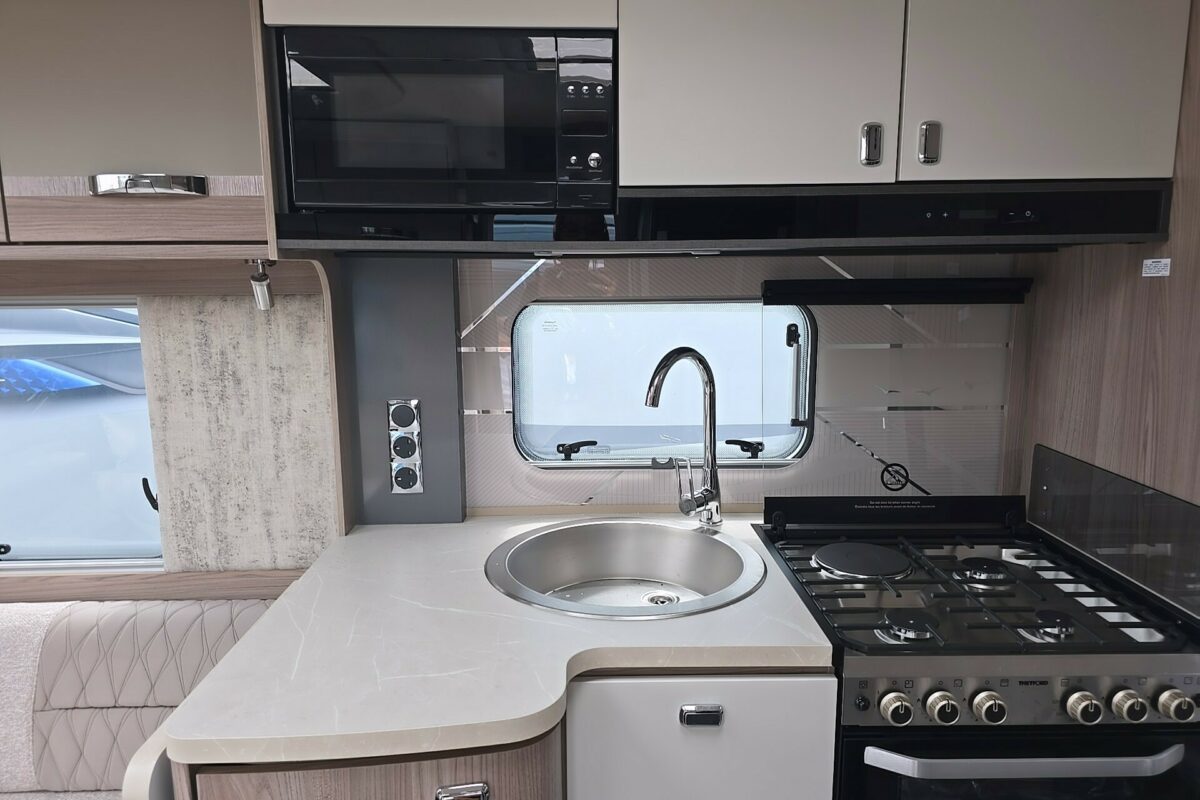 CHALLENGER EXCLUSIVE 580 GRANDE KITCHEN