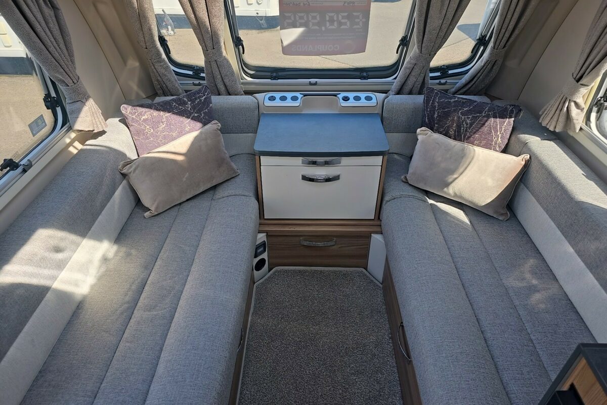 2022 SWIFT FINESSE SEATING