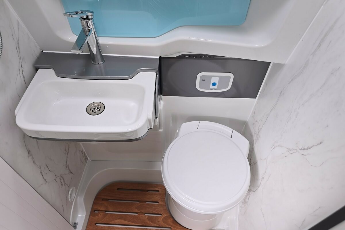 2025 CARRERA 194 WASHROOM