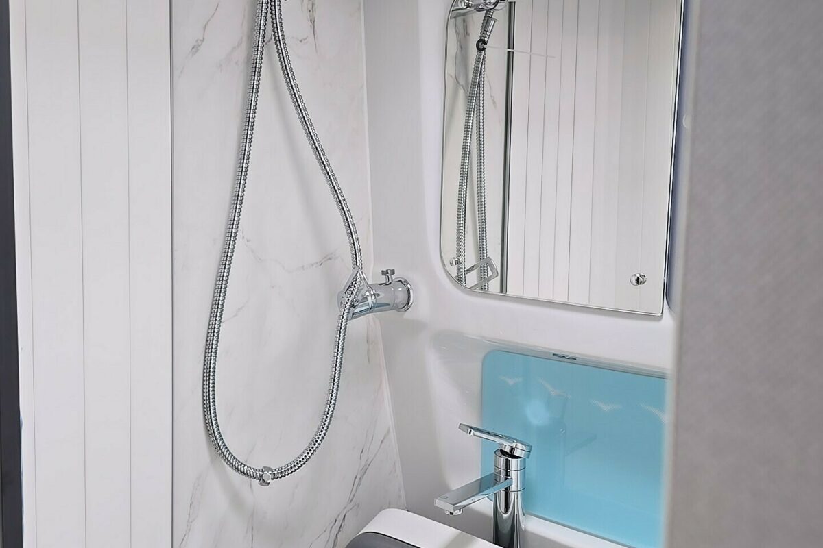 2025 CARRERA 194 SHOWER