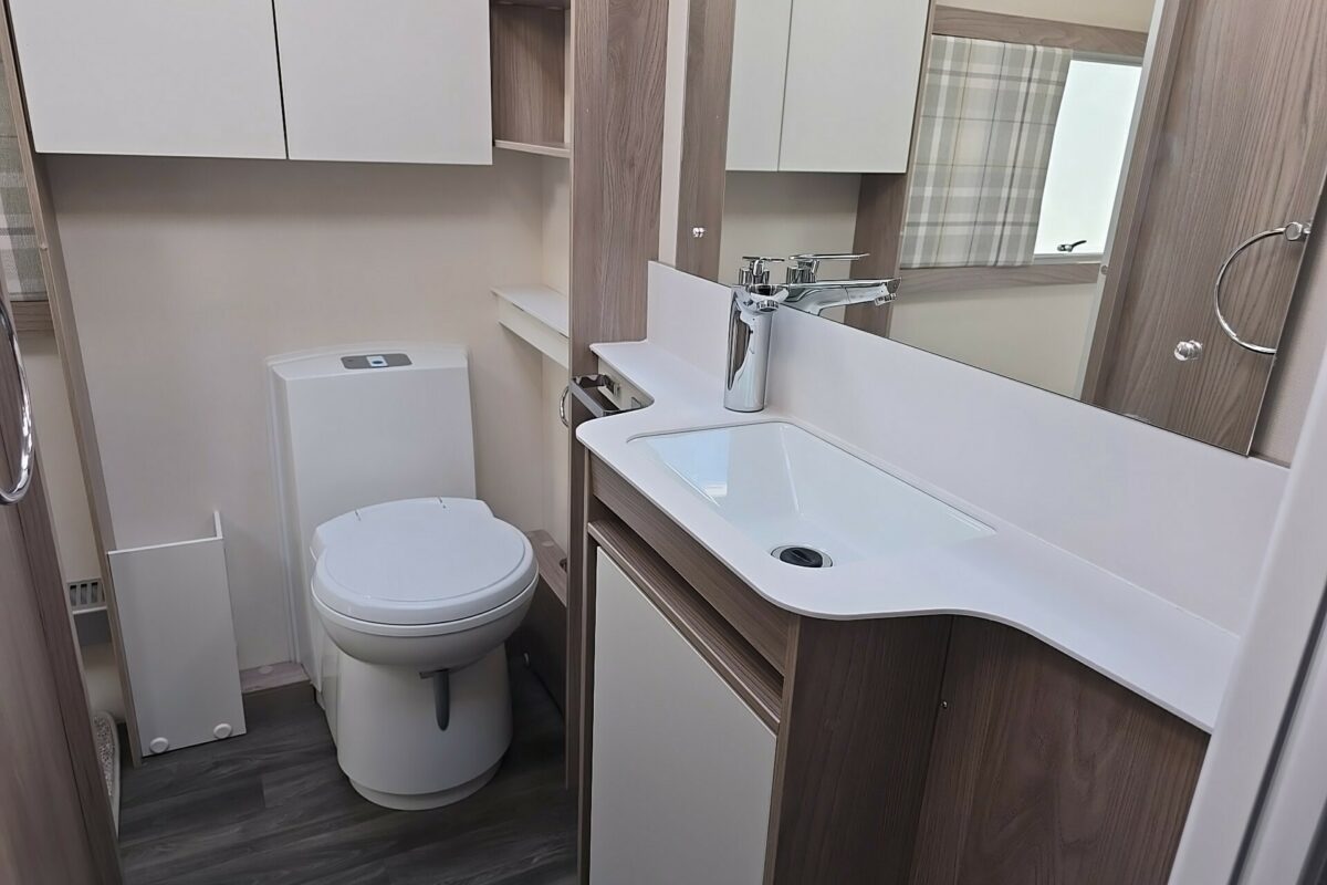 2023 SWIFT CHALLENGER 580 GRANDE WASHROOM