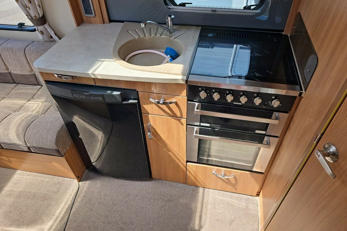 2013 SWIFT CHALLENGER 480 SE KITCHEN