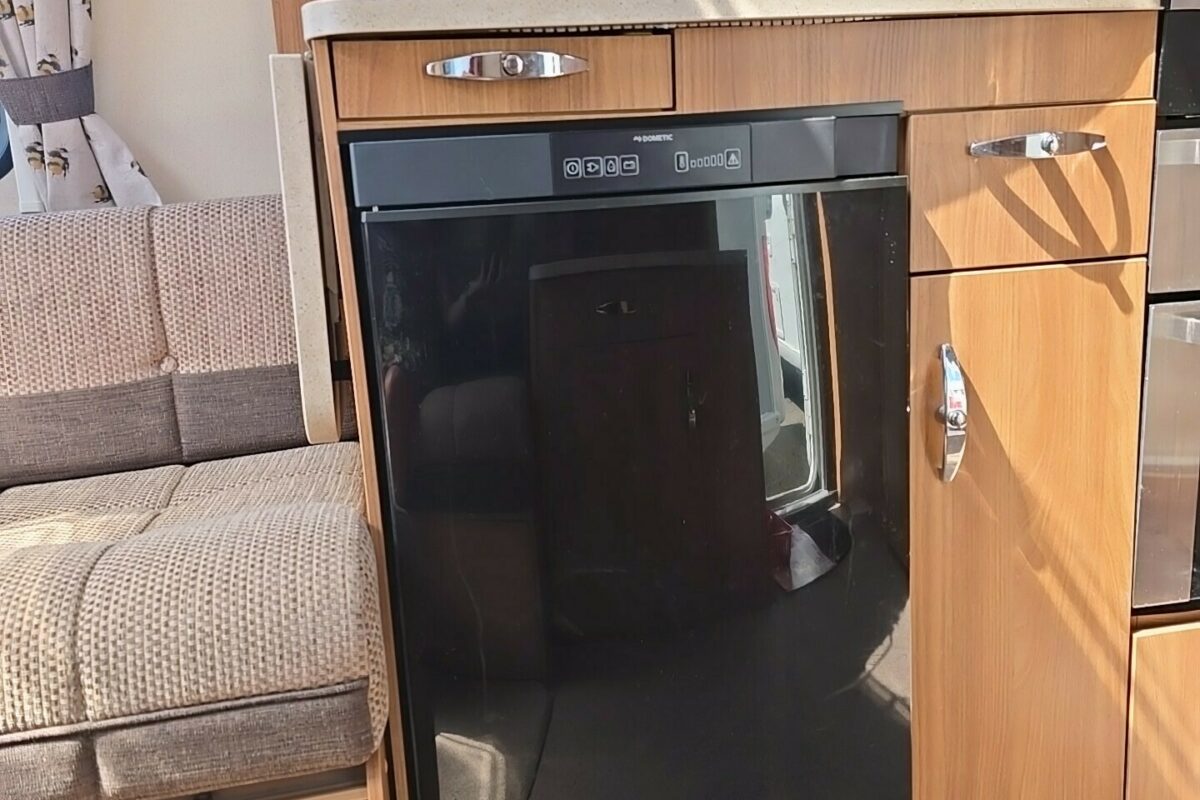 2013 SWIFT CHALLENGER 480 SE FRIDGE