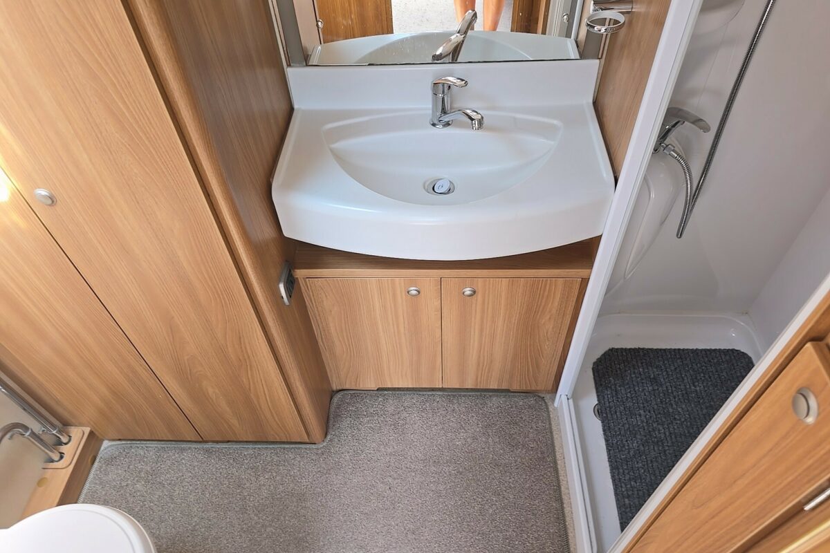 2013 SWIFT CHALLENGER 480 SE BATHROOM