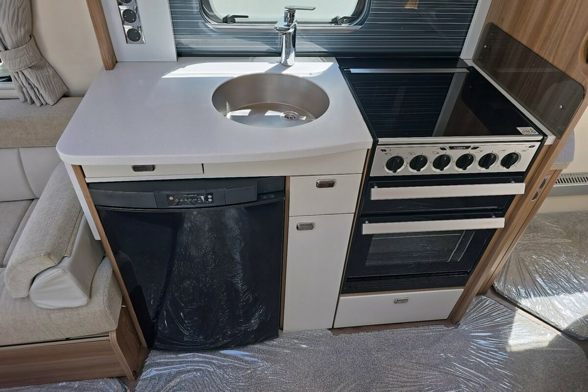 2018 BESSACARR 580 CAMEO KITCHEN