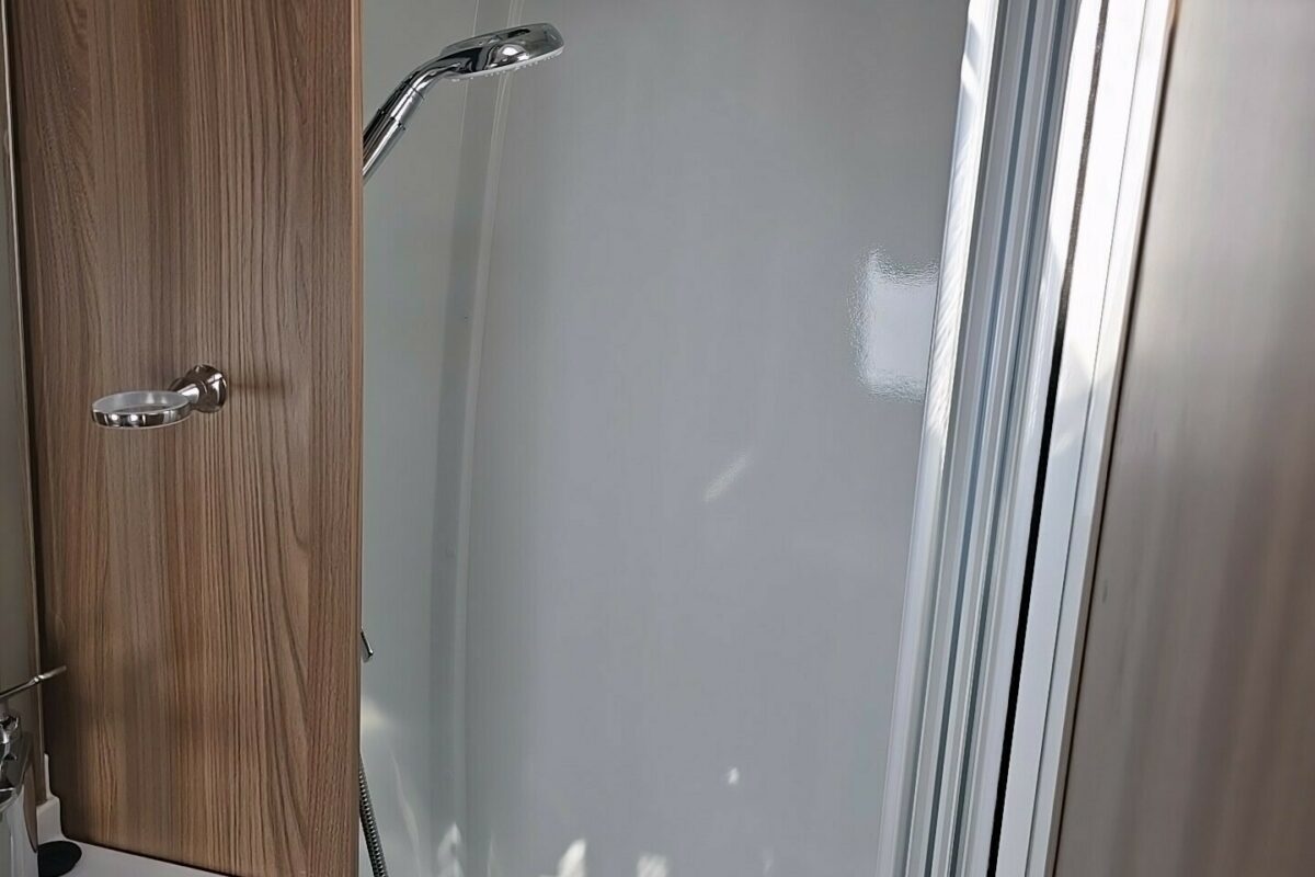 2018 BESSACARR 580 CAMEO SHOWER