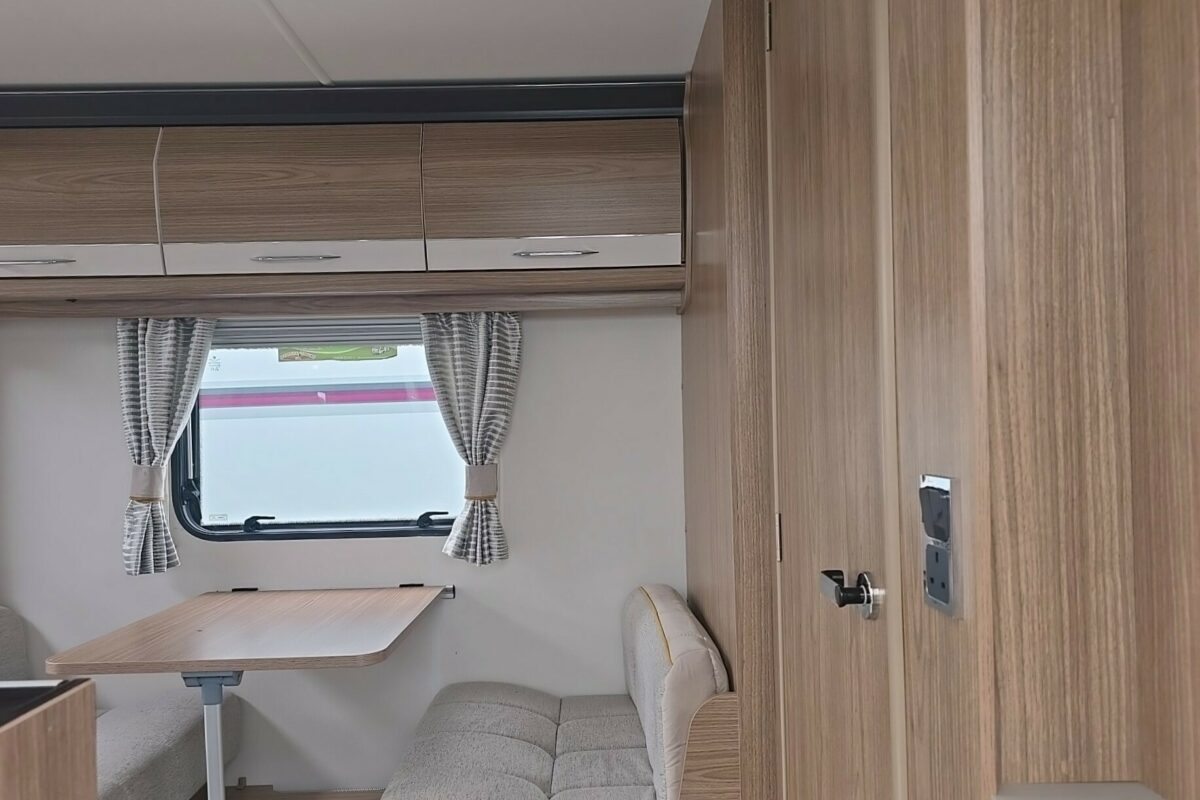 2018 COACHMAN VIP 520 ENTRANCE