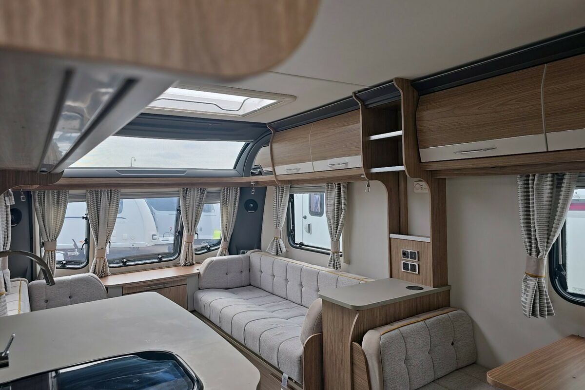 2018 COACHMAN VIP 520 ENTRANCE VIEW