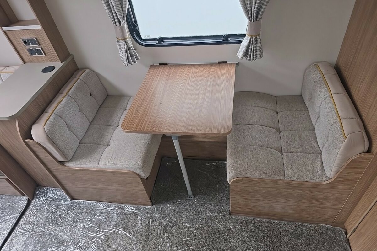 2018 COACHMAN VIP 520 DINETTE