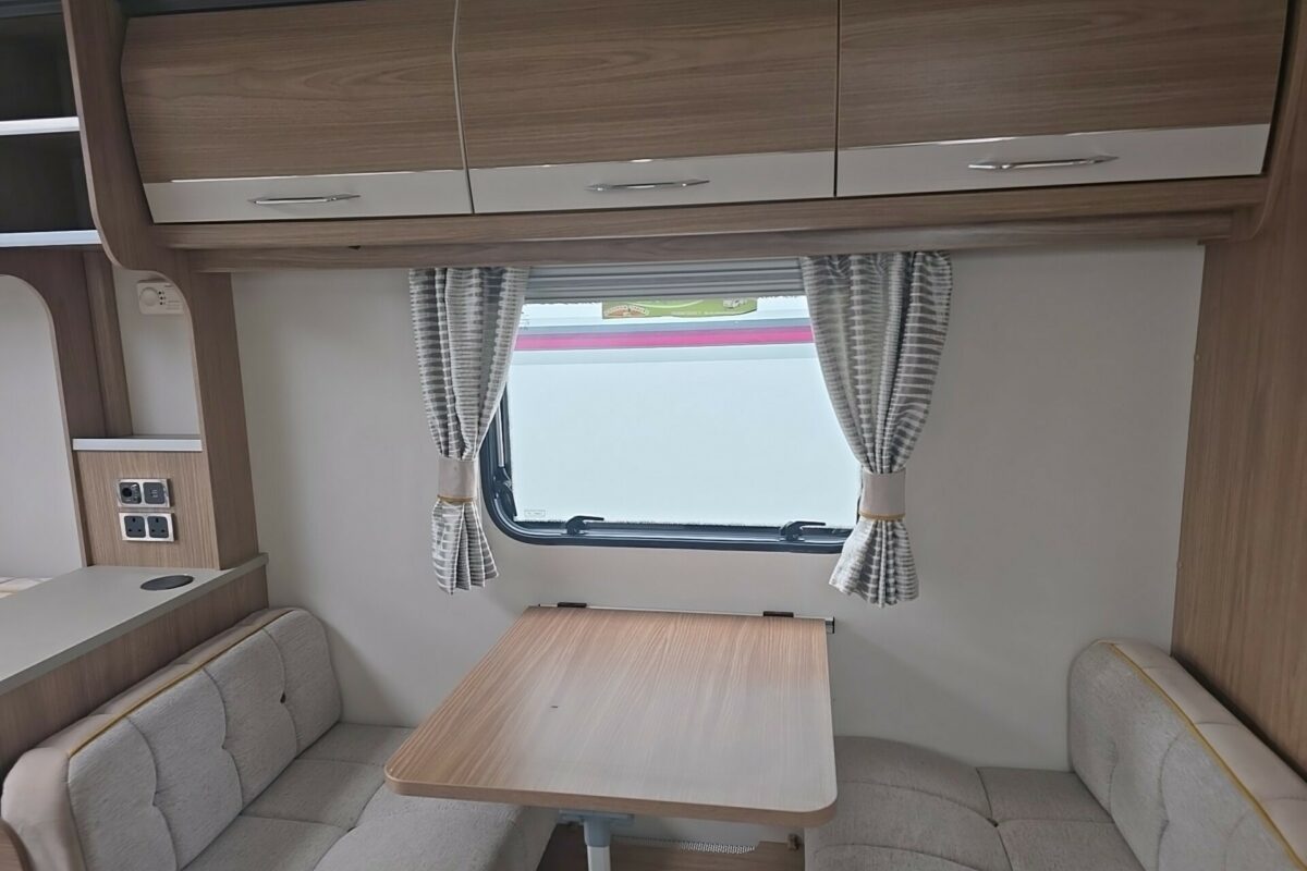 2018 COACHMAN VIP 520 DINETTE