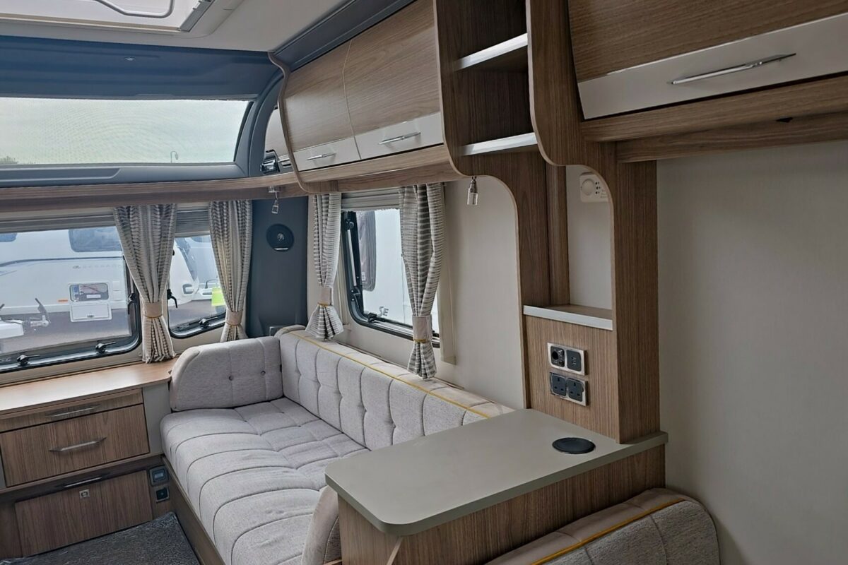 2018 COACHMAN VIP 520 VIEW