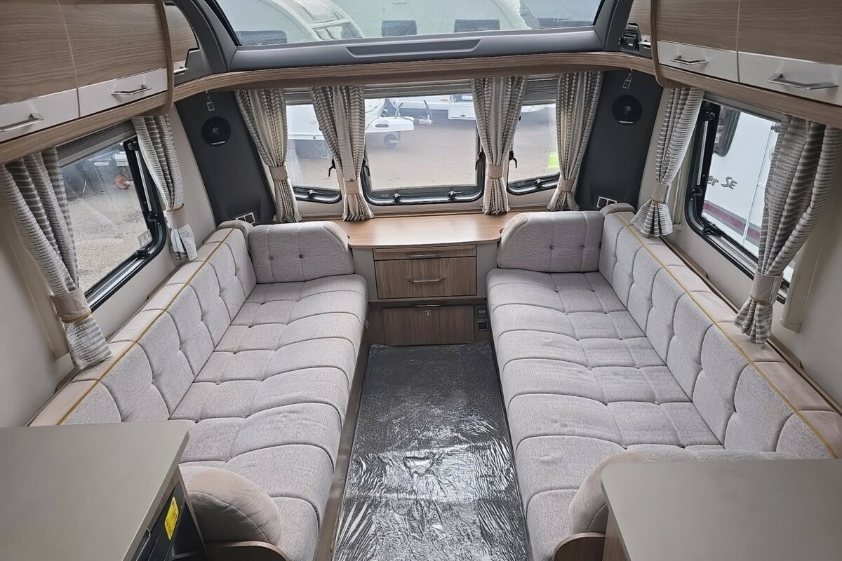 2018 COACHMAN VIP 520 SEATING