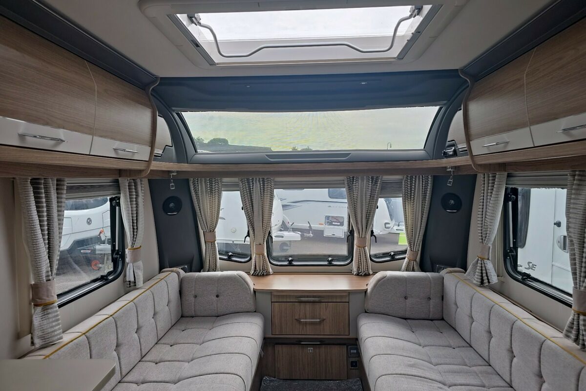 2018 COACHMAN VIP 520 LOUNGE VIEW