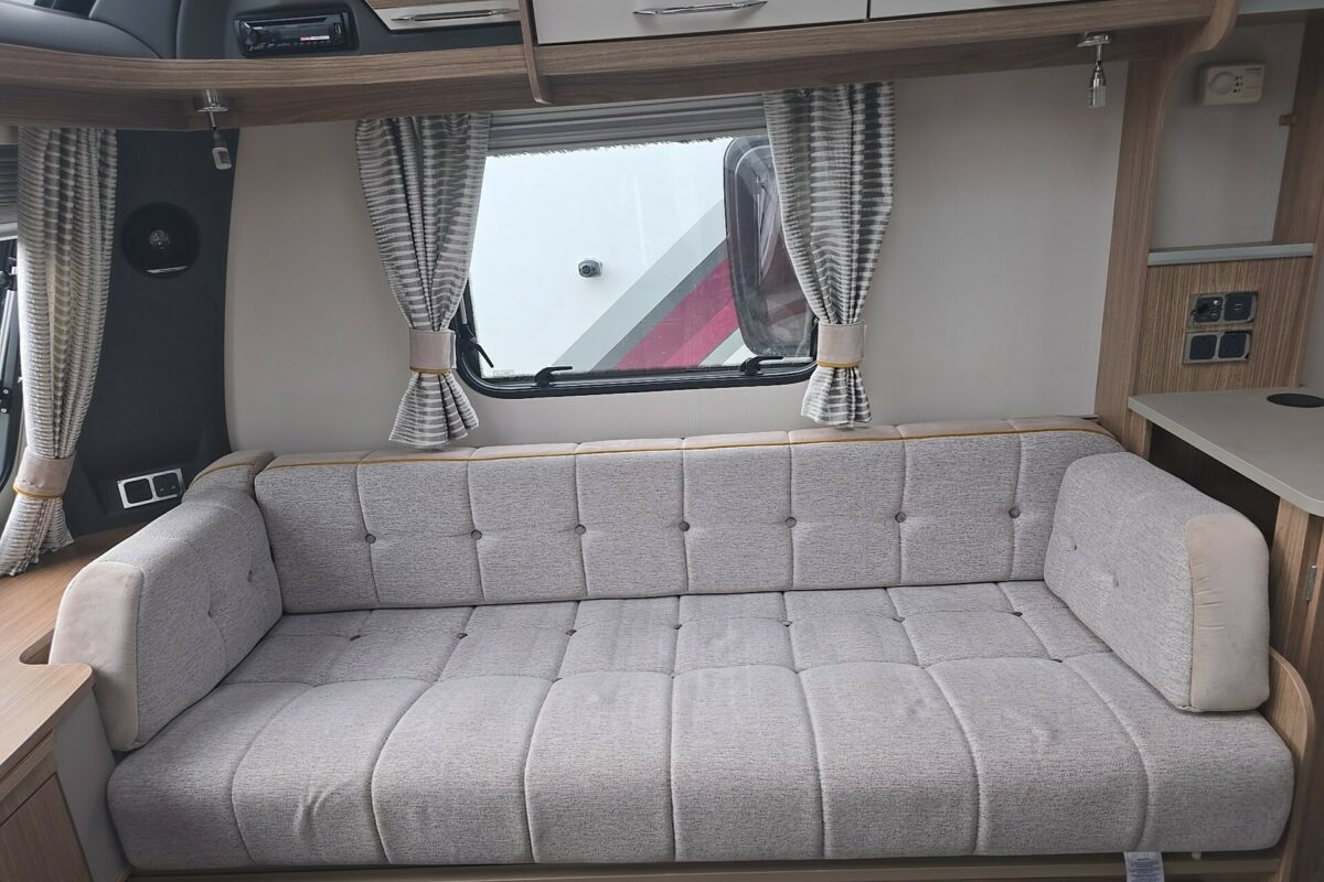 2018 COACHMAN VIP 520 SEAT