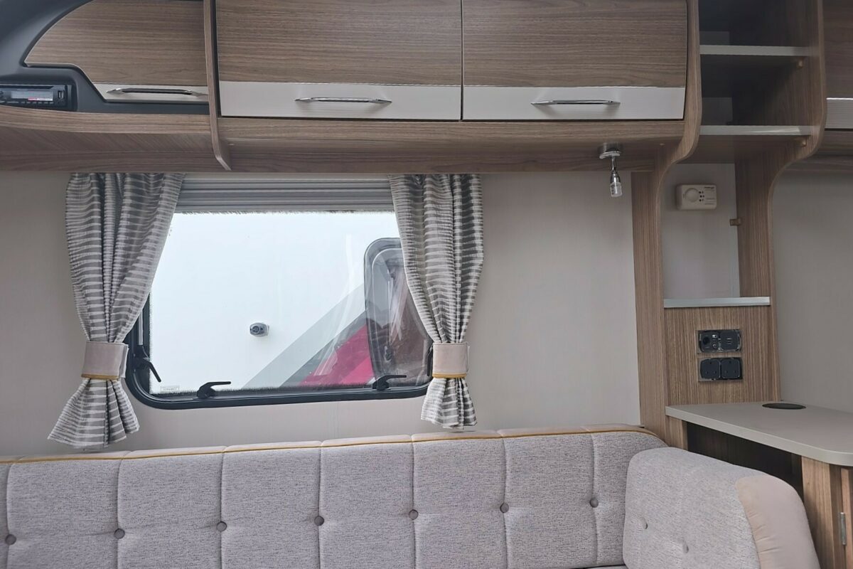 2018 COACHMAN VIP 520 VIEW