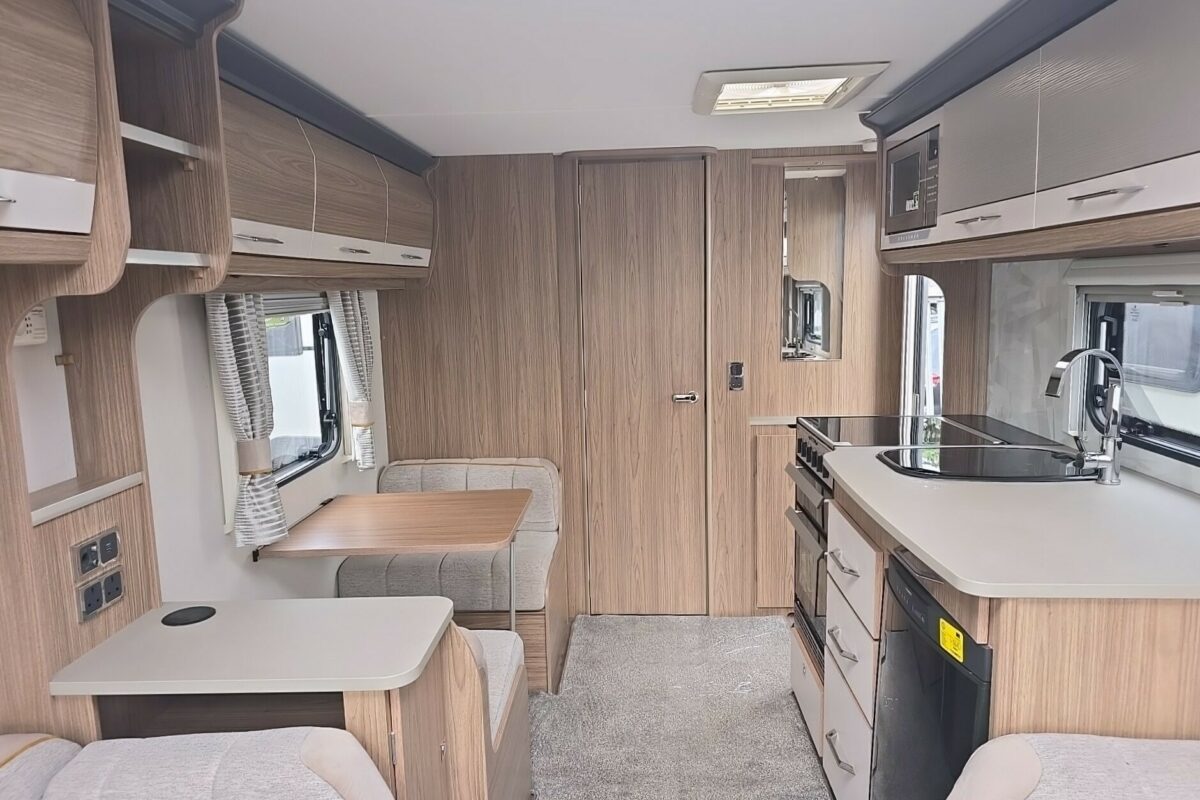 2018 COACHMAN VIP 520 FRONT TO REAR VIEW