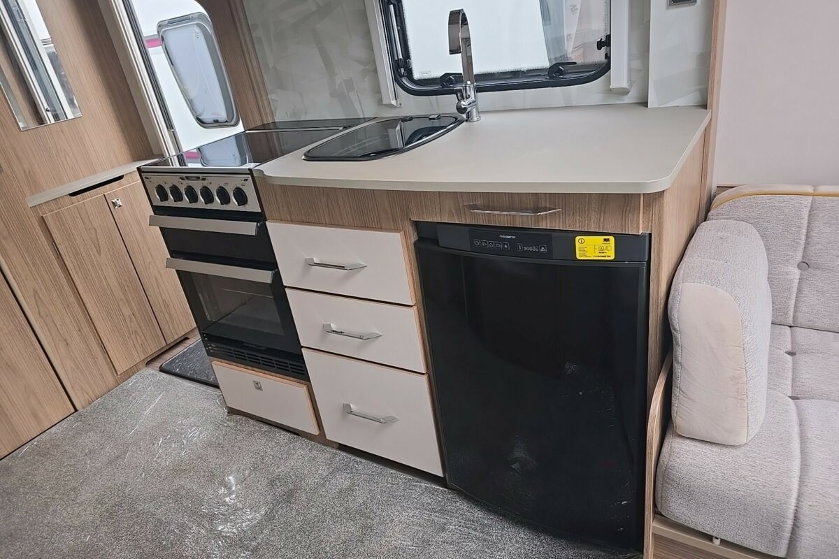 2018 COACHMAN VIP 520 KITCHEN