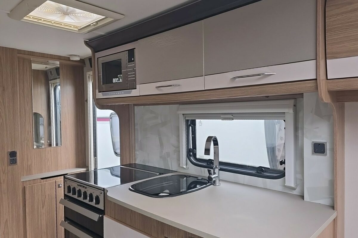 2018 COACHMAN VIP 520 KITCHEN VIEW