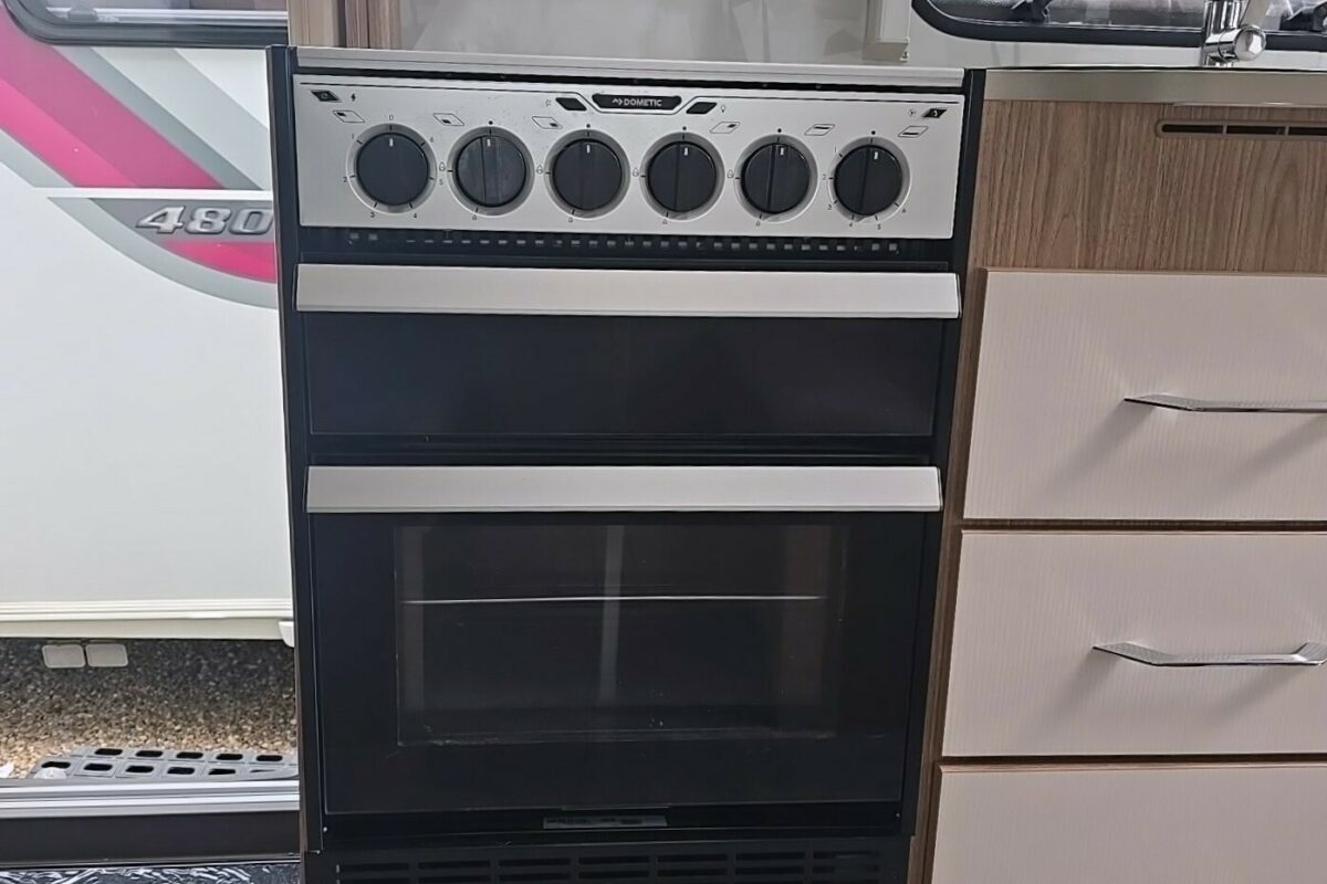 2018 COACHMAN VIP 520 COOKER