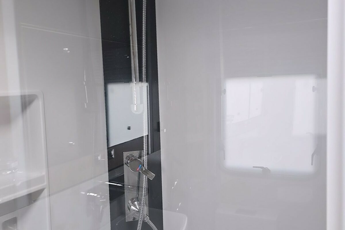 2018 COACHMAN VIP 520 SHOWER