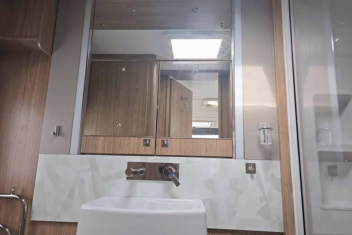 2018 COACHMAN VIP 520 BATHROOM
