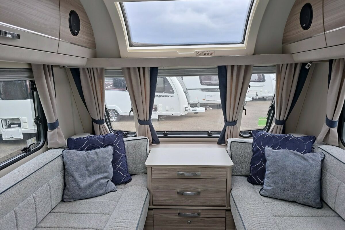 2022 ELDDIS CHATSWORTH 554 LOUNGE VIEW
