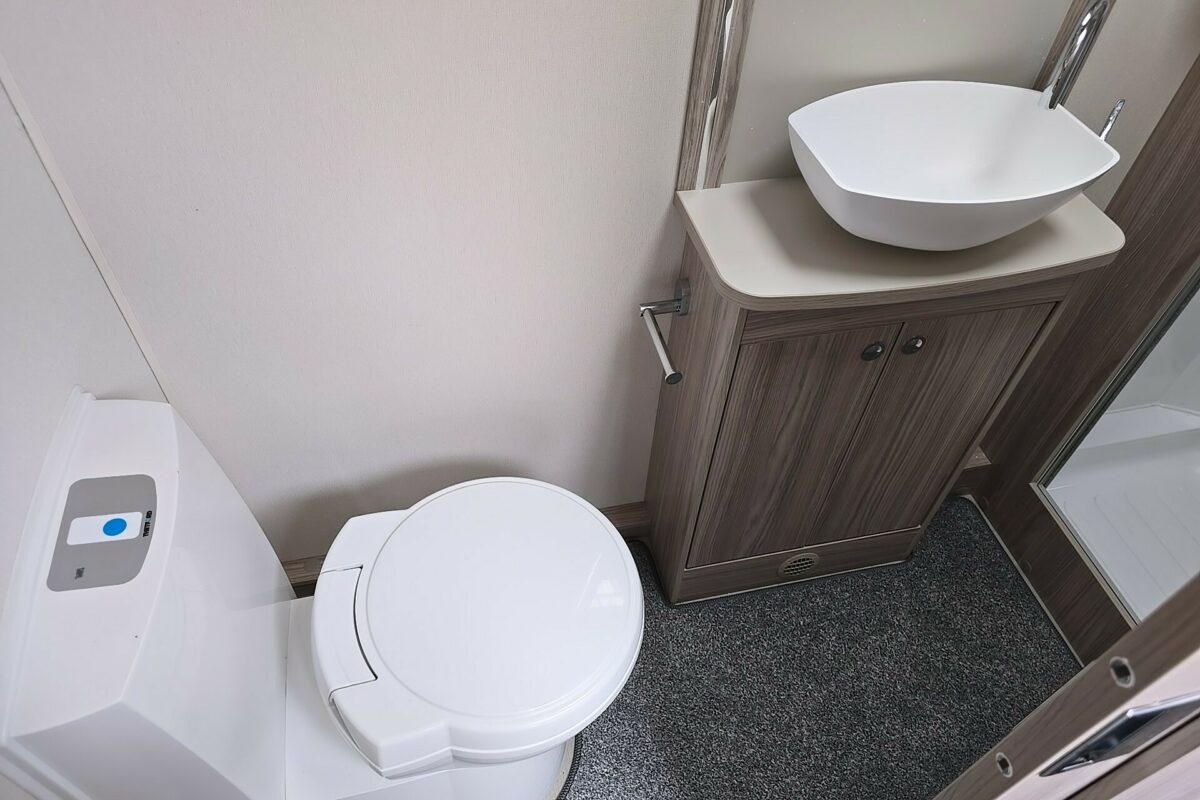 2022 ELDDIS CHATSWORTH 554 WASHROOM