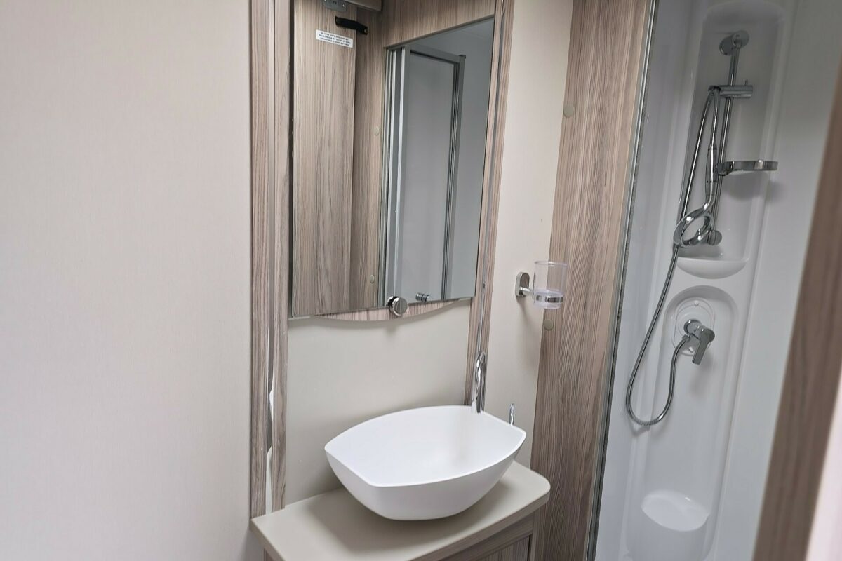 2022 ELDDIS CHATSWORTH 554 WASHROOM