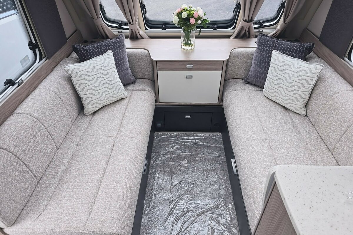 2026 SWIFT CONQUEROR 580 SEATING