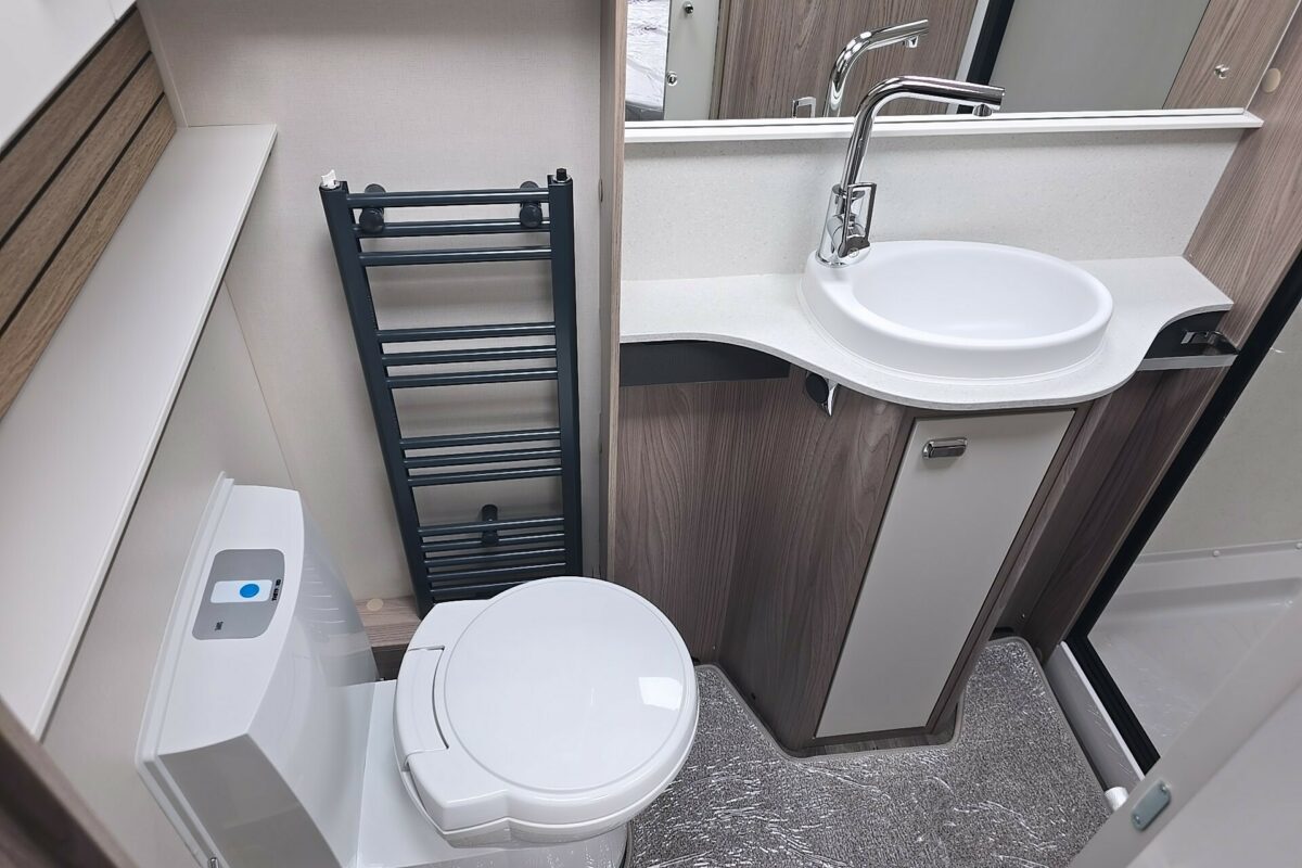2026 SWIFT CONQUEROR 580 WASHROOM