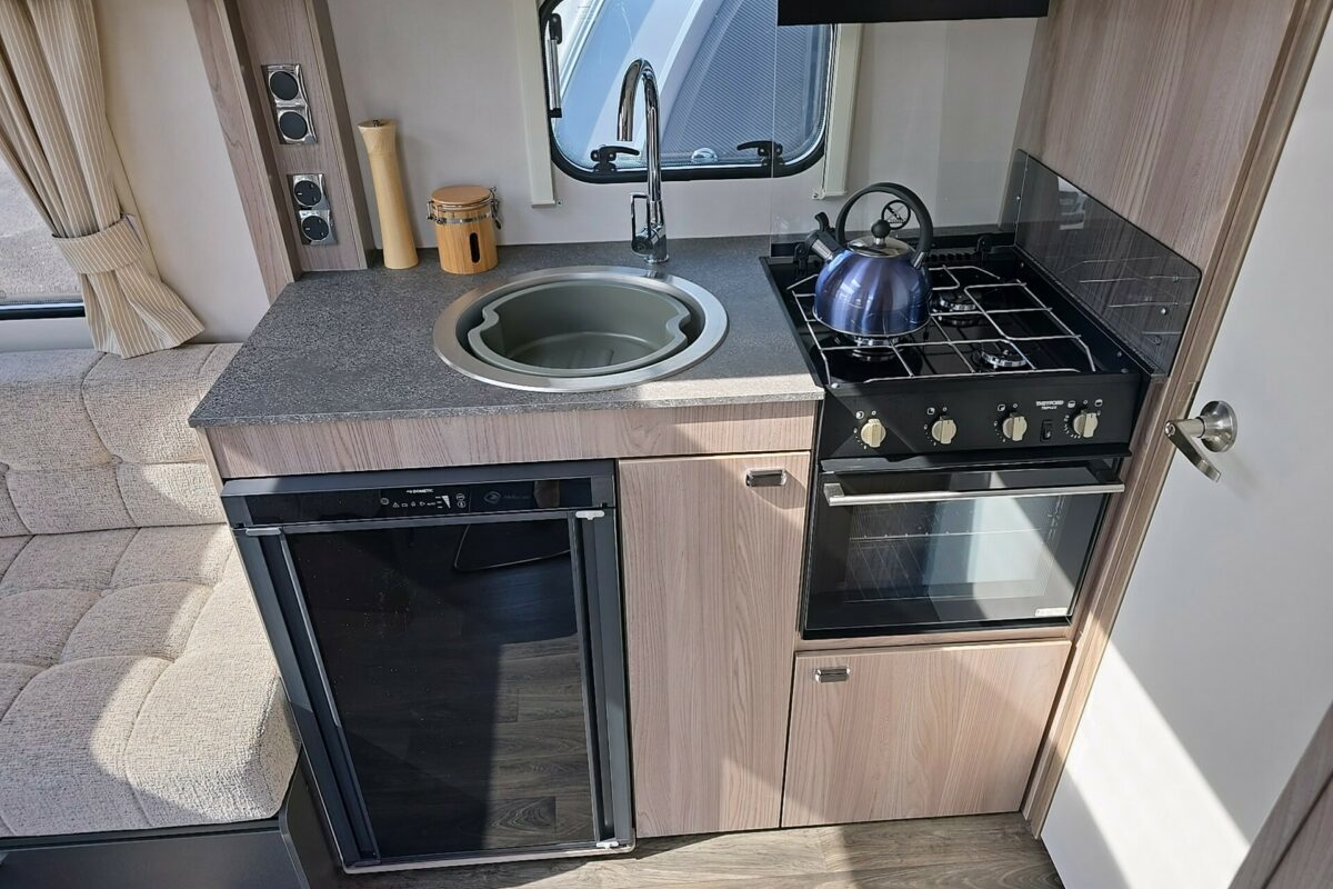 2026 SWIFT SPRITE MAJOR 4 EB KITCHEN