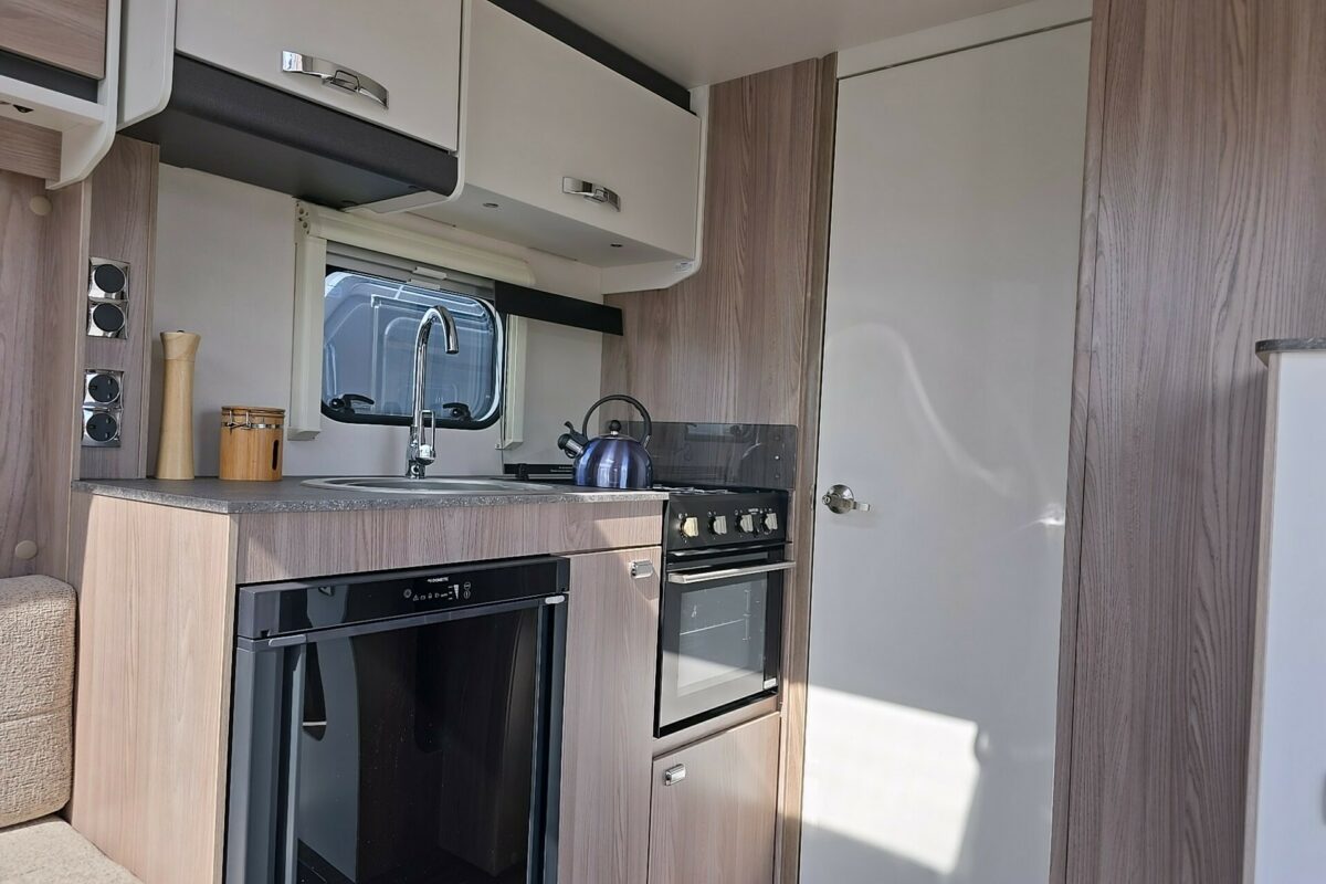 2026 SWIFT SPRITE MAJOR 4 EB KITCHEN