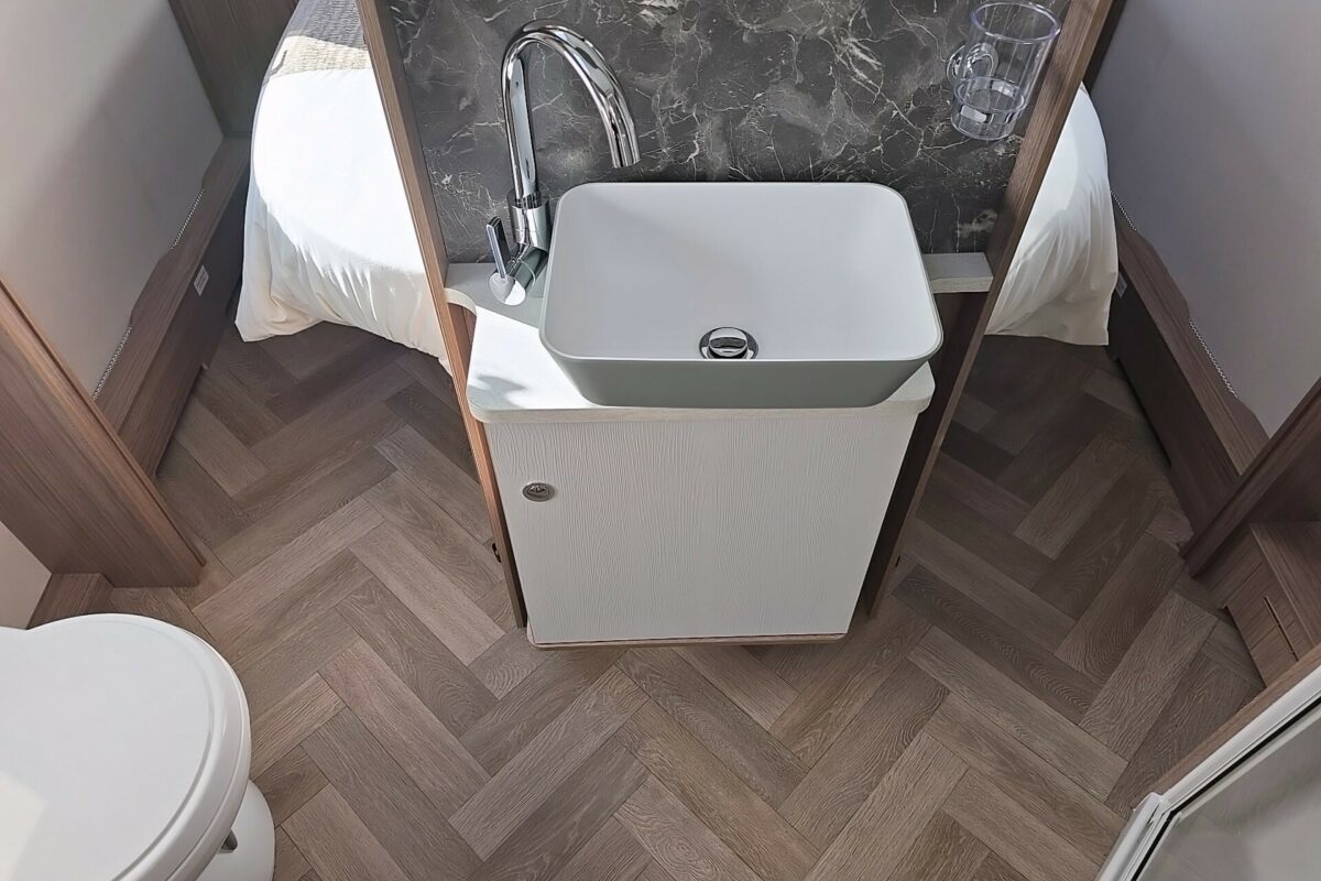 2026 COACHMAN VIP 545 WASHROOM